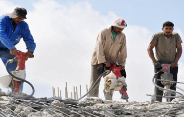 العمال بين مخاطر البطالة وضعف إجراءات السلامة المهنية 