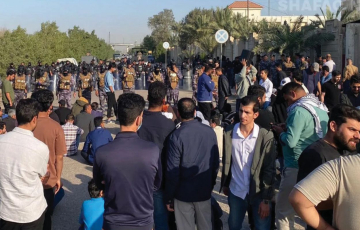 القوات الأمنية تفرق بالقوة تظاهرة للعاملين في الحقول النفطية!.. تظاهرات بغداد عنوانها الخدمات الأساسية والتعليم