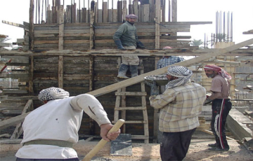 عمال القطاع الخاص.. غياب الضمانات الاجتماعية.. يحوّل العمل إلى مخاطرة يومية تهدد مستقبلهم