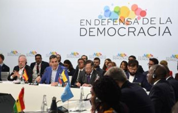 قمة برشلونة التقدمية.. دفاعاً عن الديمقراطية ولمواجهة اليمين المتطرف