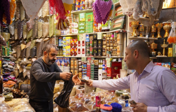 الديون الصغيرة تتحول إلى نمط حياة.. راتب يتآكل وأسعار تتصاعد.. العائلة العراقية في مواجهة خيارات قاسية 