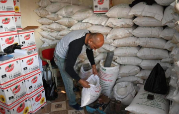 حجب التموينية عن راتب {المليون ونص}.. هل ينعش سلة الفقراء أم يخنق {الطبقة الوسطى}؟