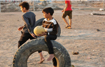 الأطفال يقضون العطلة الصيفية بين المنزل والشارع
