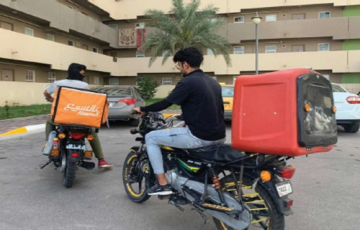 عمال التوصيل بين الحياة القاهرة والموت على الطريق