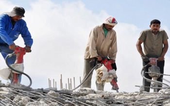 العمال بين مخاطر البطالة وضعف إجراءات السلامة المهنية 