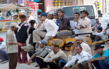 شبان يلهثون وراء لقمة العيش بين المحافظات