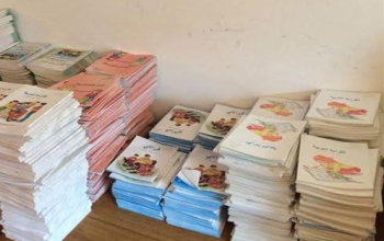 مفارقة تربك المنهج الدراسي: الكتب المنهجية غائبة عن الصفوف حاضرة عند الباعة