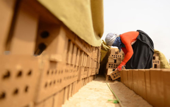 عمال الشركات الخاصة المتعاقدة مع المؤسسات الحكومية.. أجورٌ متدنية وطموحٌ إلى التثبيت