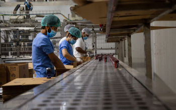 عاملون: لا ضمانات ولا حقوق.. العمل في القطاع الخاص: ساعات كدْح طويلة وأجور هزيلة