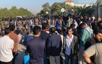 القوات الأمنية تفرق بالقوة تظاهرة للعاملين في الحقول النفطية!.. تظاهرات بغداد عنوانها الخدمات الأساسية والتعليم