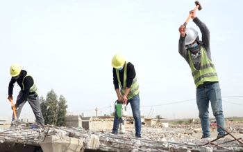 العمال يقبلون بأدنى المعايير تحت ضغط الحاجة.. العمل في بيئة هشة: أجور متدنية وشروط قاسية تفرضها قلّة الفرص