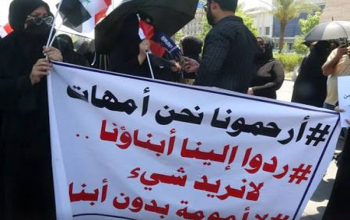 أمهات يتظاهرن في ساحة التحرير لا تنتزعوا منّا أطفالنا!