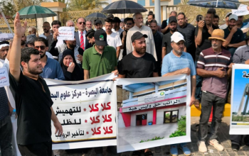 الرواتب المتأخرة تدفع الموظفين إلى الشارع