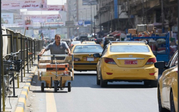 تحت شمس لا ترحم عمال وأطفال يكدحون في سوق الشورجة