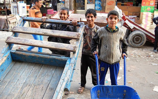 {أطفال النظافة}.. حين تتحول الطفولة إلى عمل من أجل البقاء