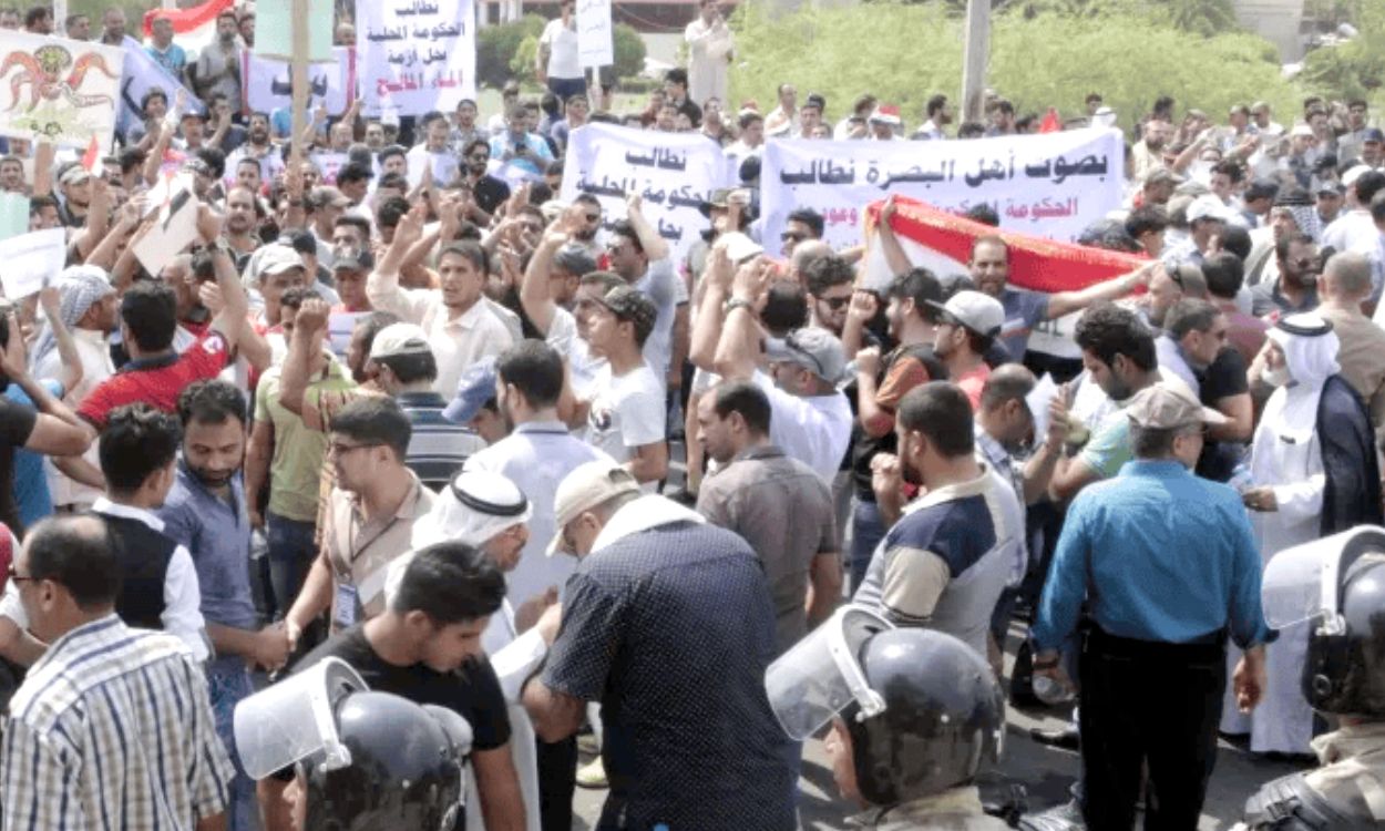 احتجاجات البصرة تطالب بالماء الصالح للشرب.. مناطق جنوبي بابل بلا خدمات وقوات الأمن تبعد المتظاهرين عن ديوان المحافظة 