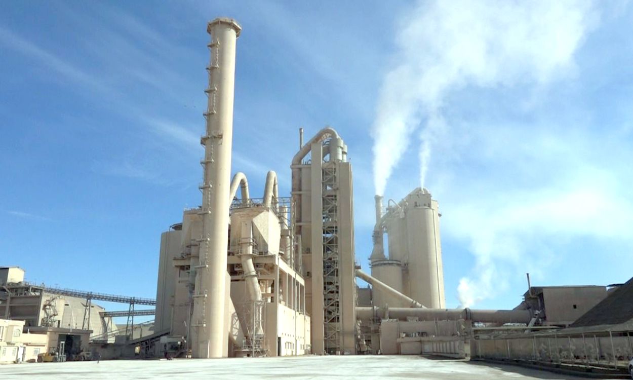 معامل سمنت بادوش تعمل خارج المعايير البيئية وملوثاتها تقتل الأهالي بصمت