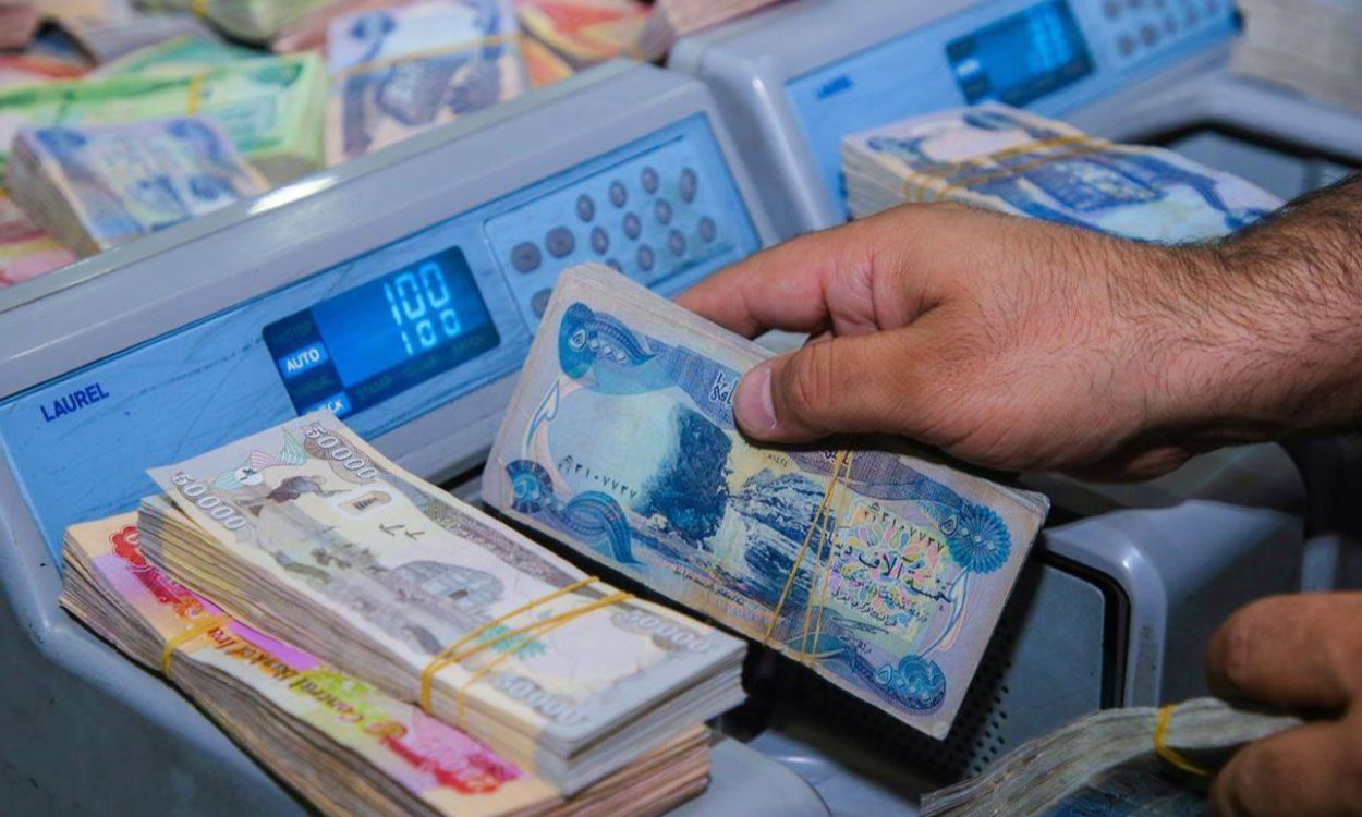 الضرائب والغرامات يتحملها الناس ولا تسدّ العجز.. اقتصاديون: الإنفاق السياسي يُبخّر السيولة وإصلاحات الحكومة تشل الأسواق