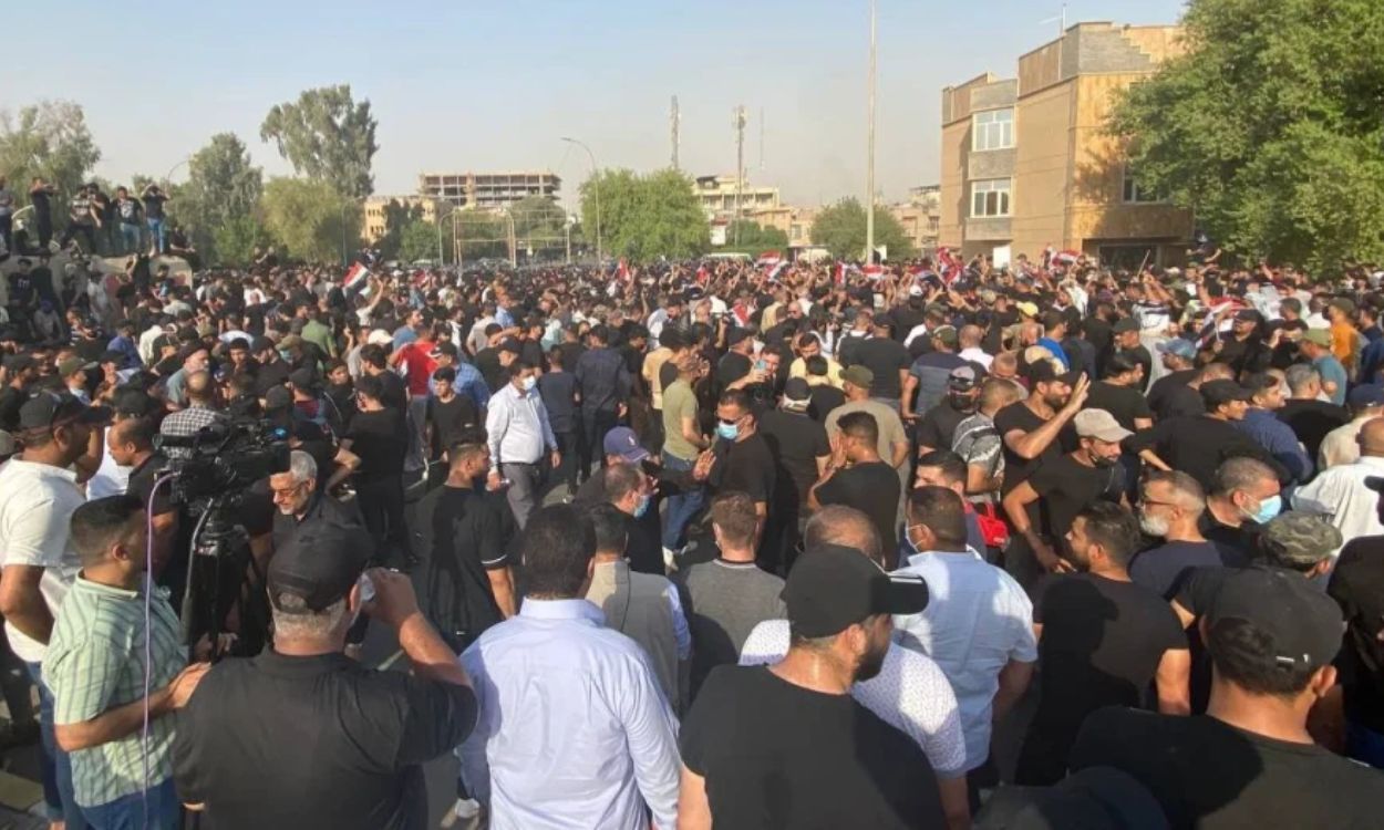 محلية البصرة للحزب الشيوعي العراقي تساند عمال النفط.. الحكومة الجديدة في مواجهة التظاهرات المطالبة بفرص العمل والسكن والعيش الكريم