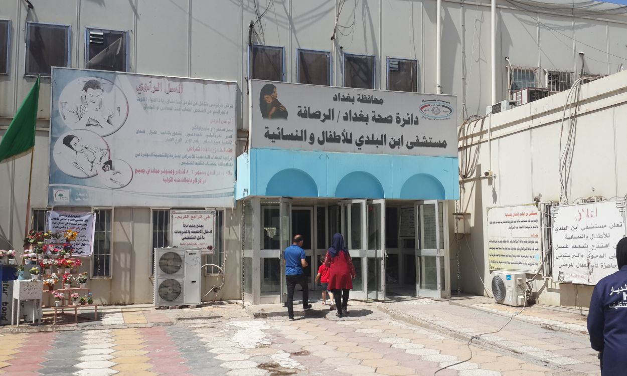 أبنية بلا خدمات.. شحّ التمويل يُفقد المستشفيات الحكومية دورها والمرضى يفرغون الجيوب في العيادات والمشافي الأهلية 