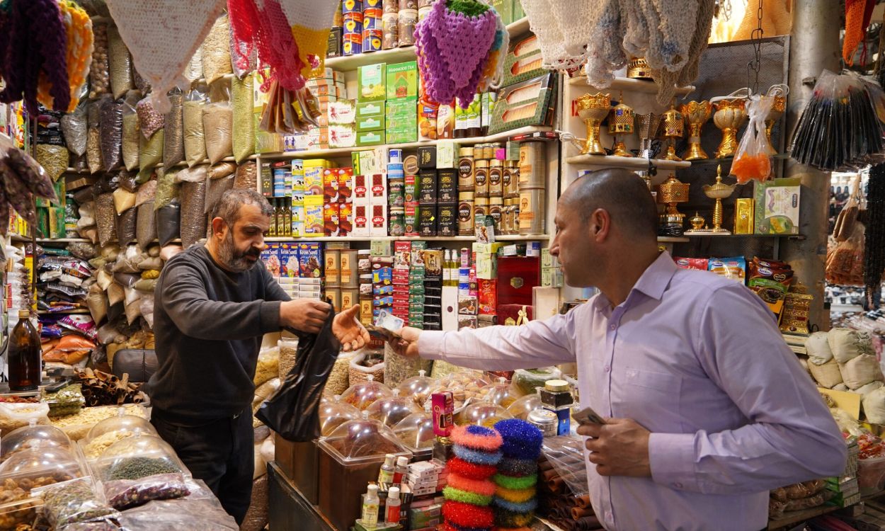 الرواتب تتبخر قبل منتصف الشهر.. أزمة معيشية حقيقية وتجاهل حكومي غير مسؤول