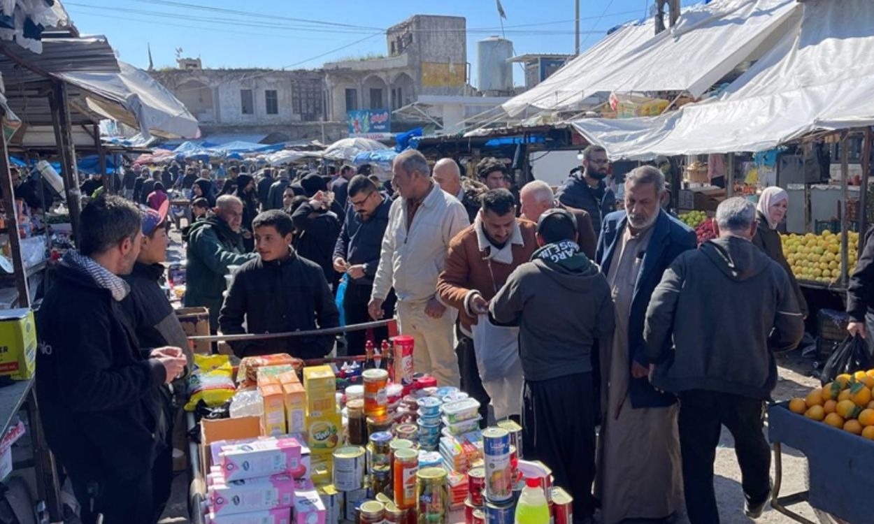 توترات المنطقة تهز الأسواق المحلية.. الدولار يقترب من 160 ألفاً الحكومة تُطمن والمواطن لا يثق بتدابيرها