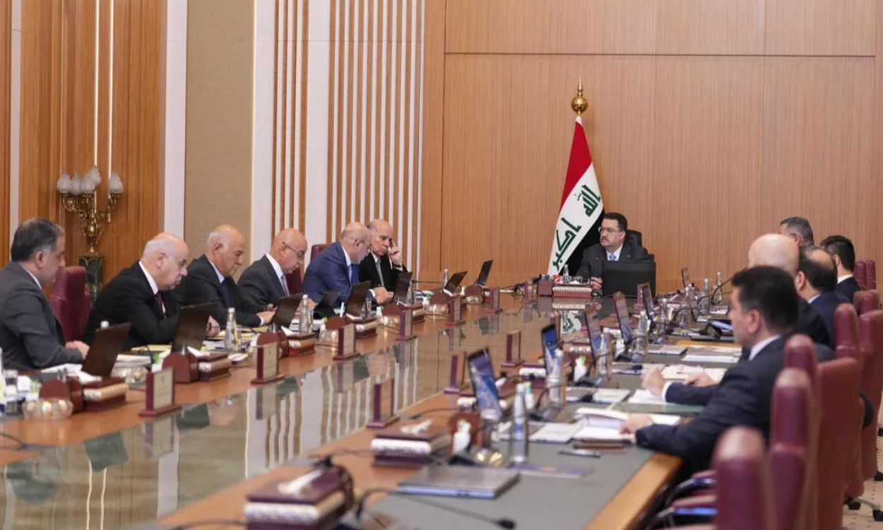 أربع سنوات من الأداء الحكومي.. متخصصون: استقرارٌ هش وأزمات متراكمة وتحديات ثقيلة تنتظر الحكومة المقبلة