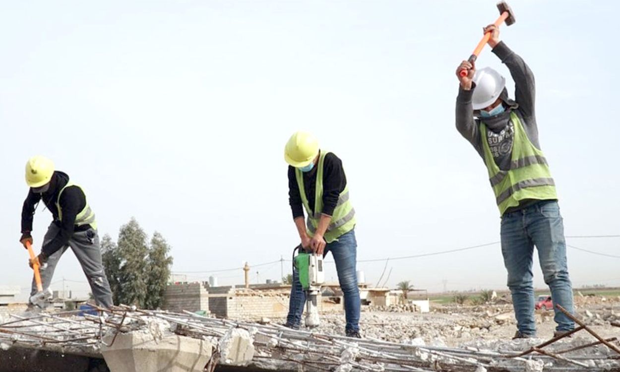 العمال يقبلون بأدنى المعايير تحت ضغط الحاجة.. العمل في بيئة هشة: أجور متدنية وشروط قاسية تفرضها قلّة الفرص